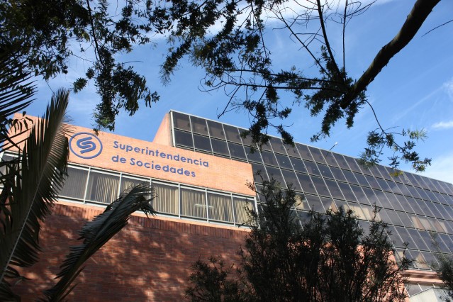 Reforma de cláusulas estatutarias de sociedades que no se ajusten a la Ley